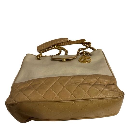 Chanel Chic Two-Tone Designer Tote Bag - Picture 3 of 15
